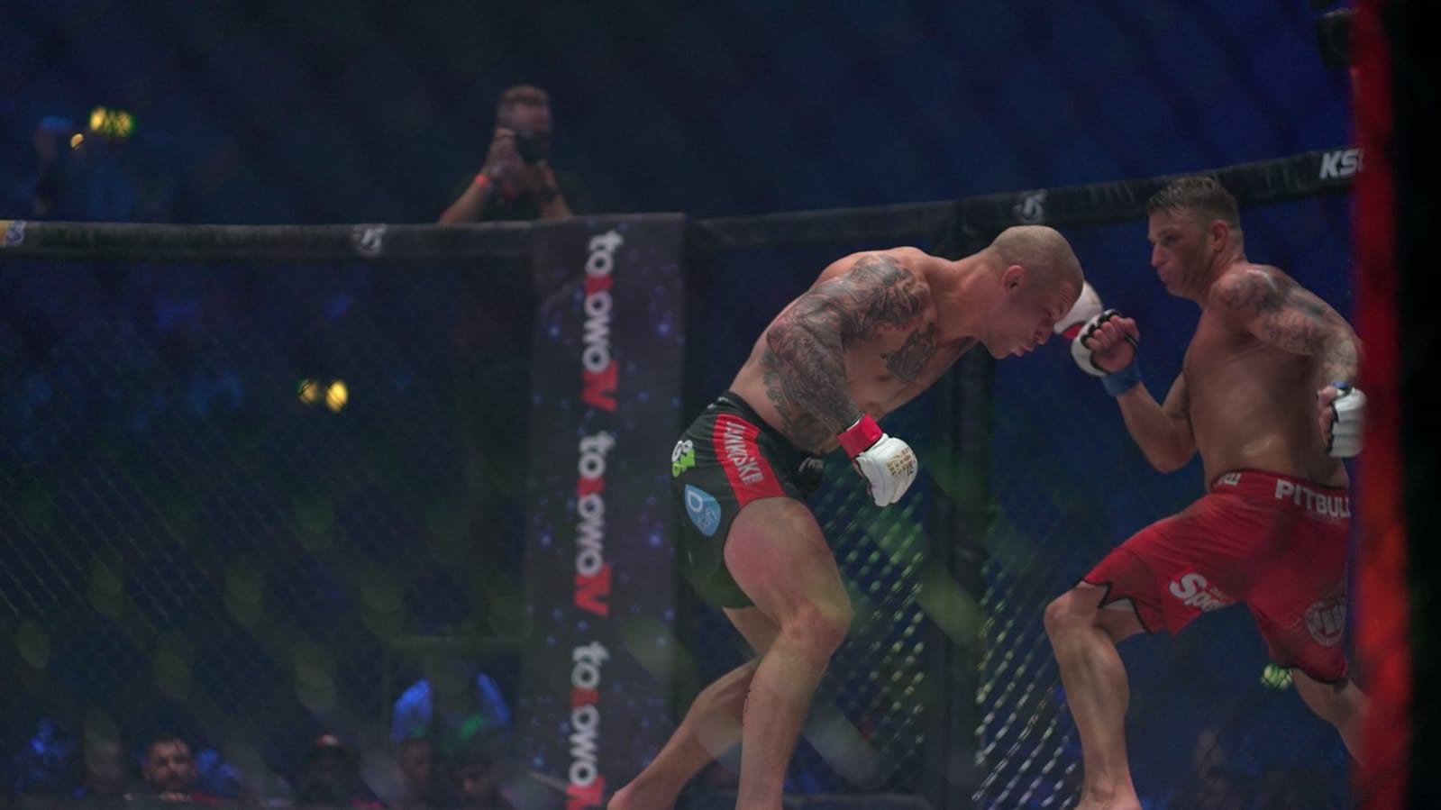 Damian Janikowski defeats Tony GIles by verbal submission at KSW 50 in London
